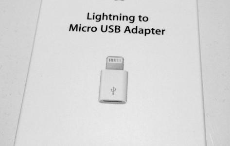 AndroidからiPhone５に移った人には便利！「Lightning to Micro USB Adapter」