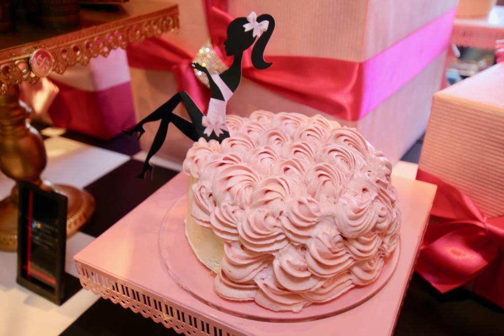 ロマンティックな花嫁のように ピンクドレスのストロベリーシフォンケーキ