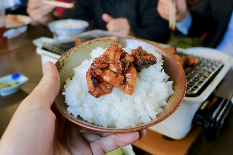 若鶏焼き肉をゴハンにドーン