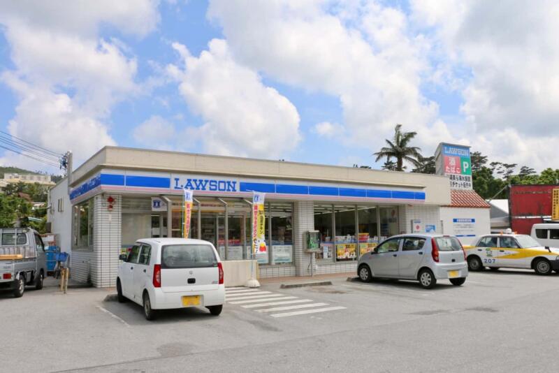ハレクラニ沖縄の向かいにあるローソン 恩納インブビーチ前店