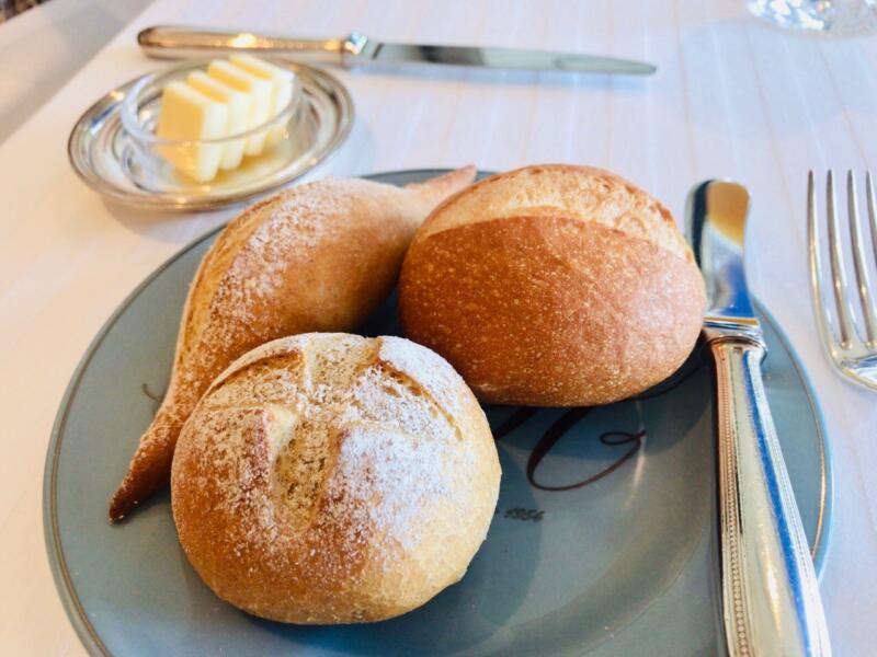 フランス産、小麦、天然水、海の塩で作った焼きたて自家製パン3種