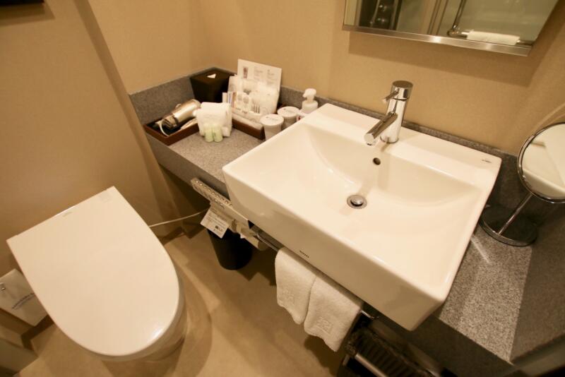 ホテル龍名館東京　洗面台回りはコンパクトながら、物を置くスペースも十分で、不便さはありません