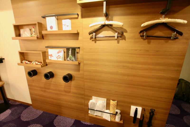 ホテル龍名館東京　ハンガーがかけられる壁には、けん玉や万華鏡などの日本のおもちゃ