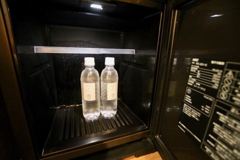 冷蔵庫にはミネラルウォーター（無料）が2本ホテル龍名館東京　