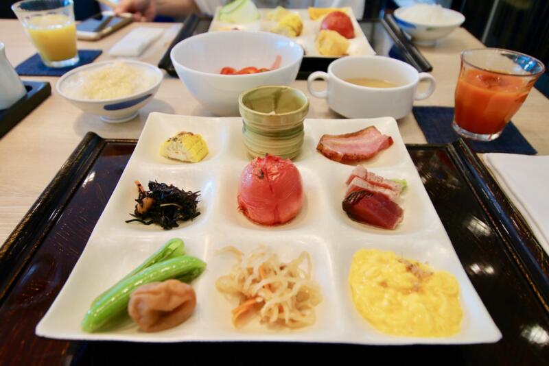 ホテル龍名館東京　朝食は野菜のこんな感じで。トマトをまるごと焼いた「焼トマト」はオリーブオイルとお塩