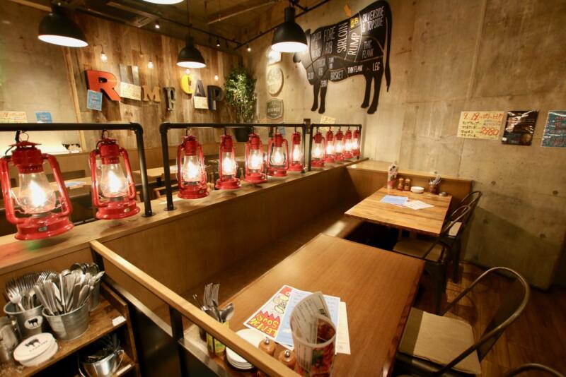 神田の肉バル「RUMP CAP」（ランプキャップ）新宿西口店のテーブル席