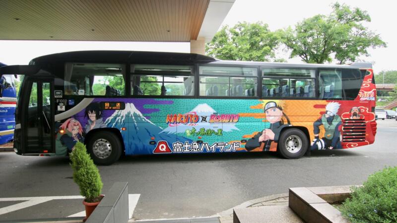 NARUTO×BORUTOのラッピング高速バス
