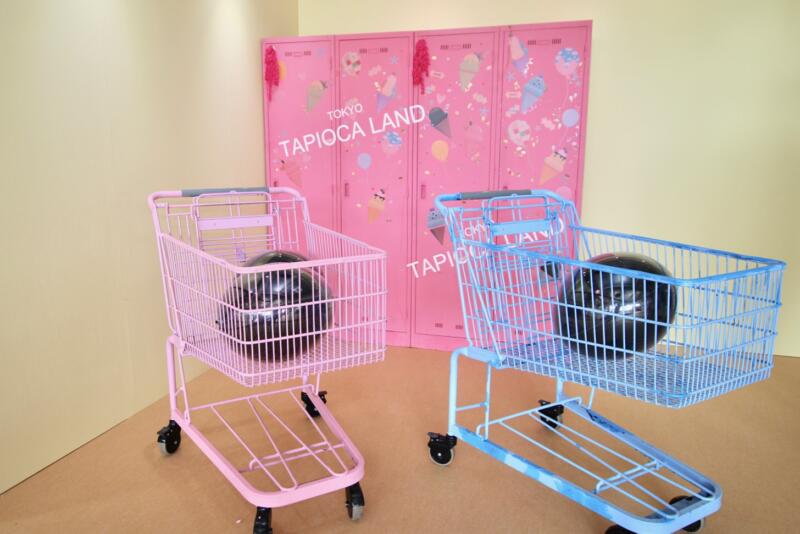 東京タピオカランドのフォトスポット ピンクとブルーのショッピングカートにもタピオカが