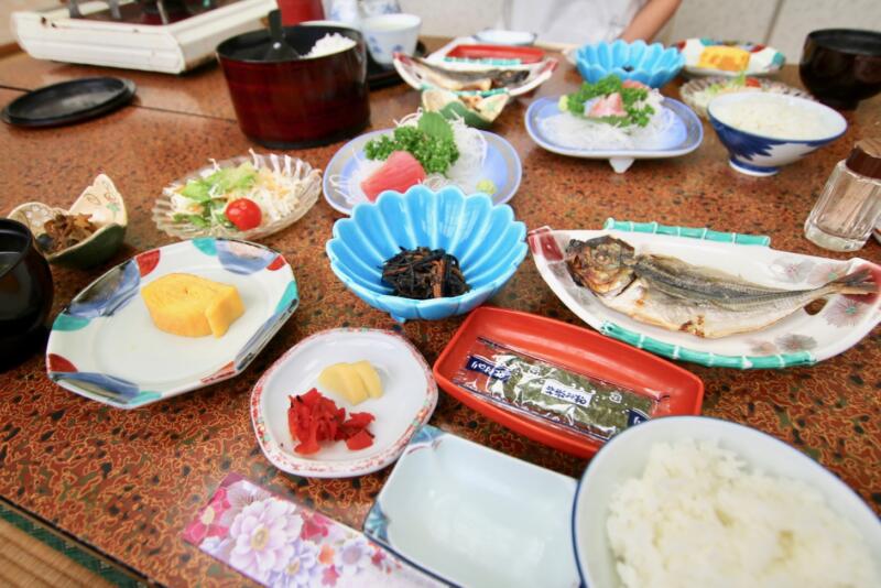 旅館「はまべ荘」稲取キンメの朝食