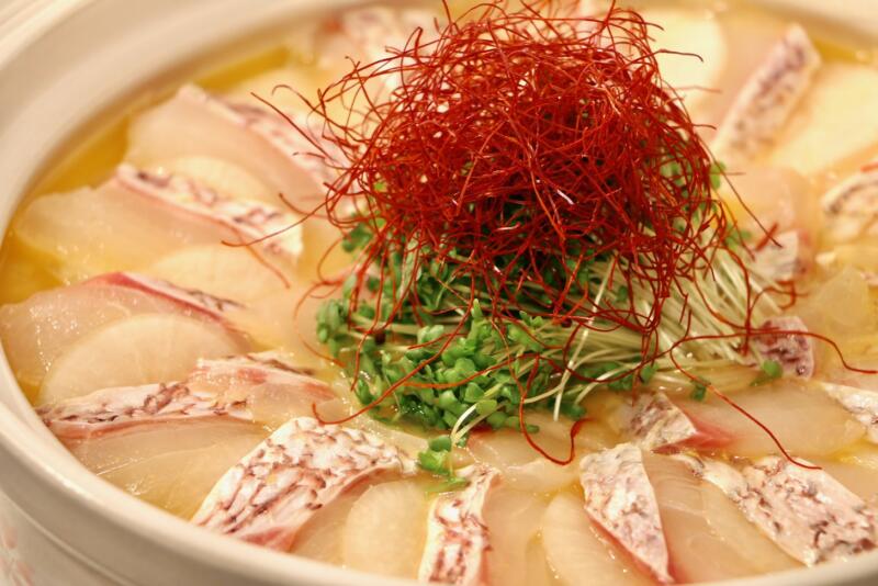 【兵庫県】島の鯛と玉ねぎのウニフィーユ鍋スープ（淡路島洲本温泉　海月舘）