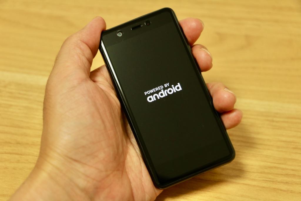 手のひらにすっぽり入ってしまうほど、本当にミニサイズの「Rakuten Mini」。モバイルFeliCa搭載のスマートフォンでは世界最小、最軽量（79g）