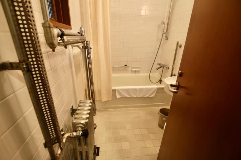 日光金谷ホテル コーナーツインルームのバスルーム