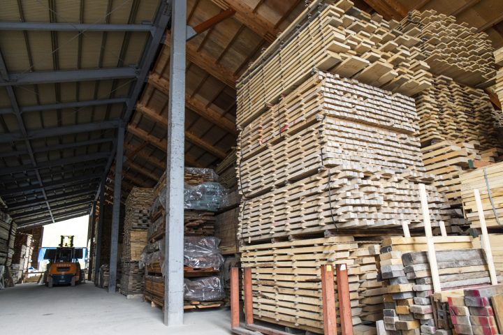 隣接する倉庫の中では、多くの木材が自然乾燥中でした
