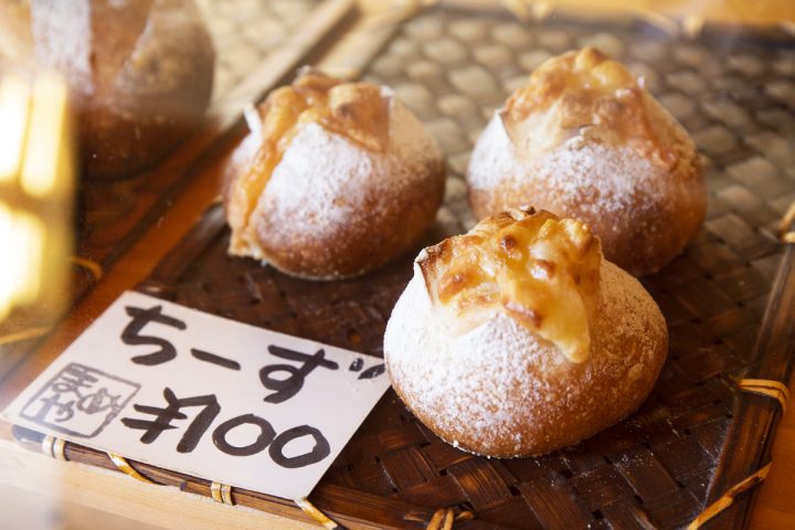 北海道産の小麦、きび砂糖、天日塩で作ったという手のひらサイズのかわいい菓子パンたち。 一番人気の「めろんぱん（130円）」「ちょこめろん（140円）」をはじめ、「ちーず（100円）」「ちょこぱん（60円）」など価格もリーズナブル。 最近は、近隣の日本語学校に通う海外からの留学生にも大人気だそう