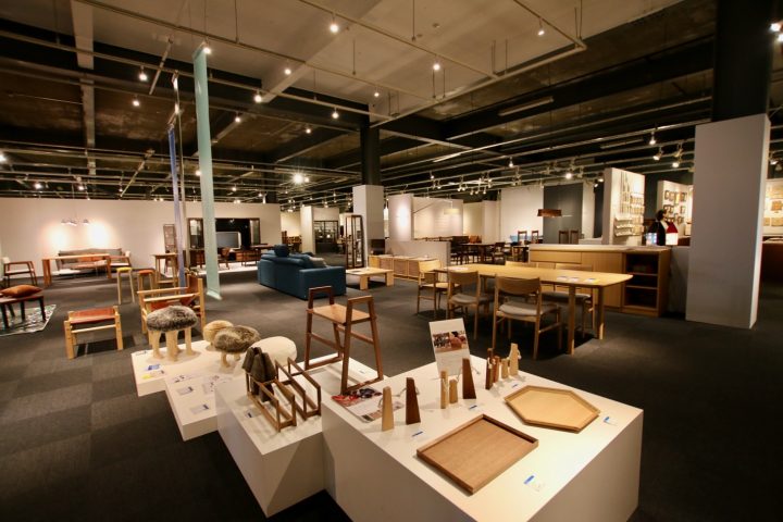 ダイニングテーブルや椅子、ソファ、ベッドなどライフスタイルに合わせたさまざまな家具。良質な旭川の木材の温もりが感じられる、デザイン性の高い製品が豊富に揃っています