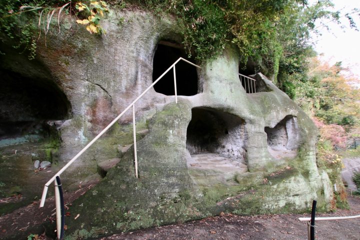 観音堂の右手にある洞窟