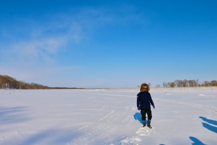 氷下待ち網漁が仕掛けられたポイントまで歩きます