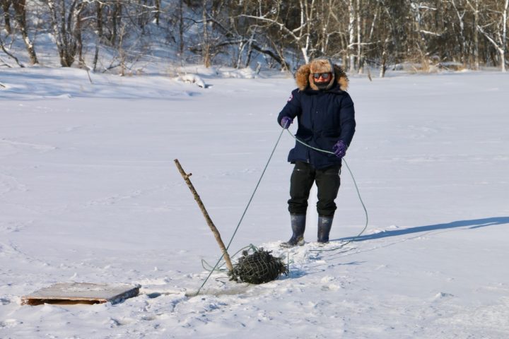 網は少し離れた穴から出ているロープを引っ張って、再び氷の下に引き込みます
