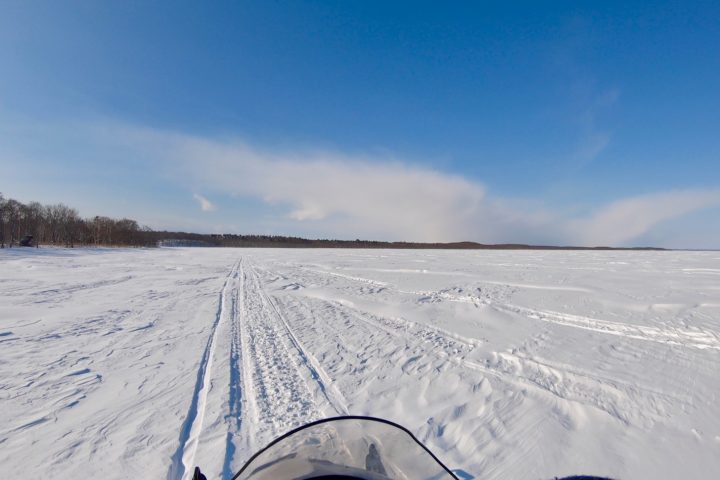 凍結した風蓮湖をスノーモービルで疾走します！