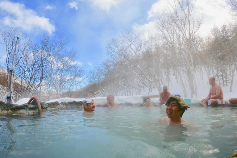 北海道の羅臼には「熊の湯」お湯の温度は45℃。思わず顔がこわばる筆者