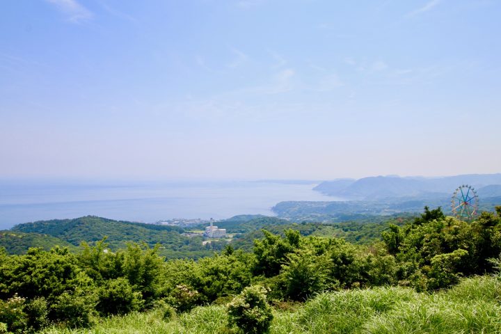 展望台から見下ろすと、遥か遠くには下田の伊豆白浜が見えます！