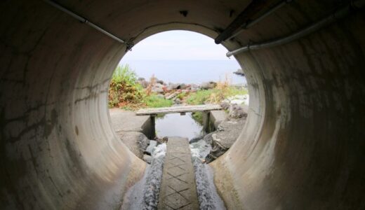 国道135号線沿いにある謎のトンネルを抜けると、海が見える露天風呂があった【静岡・東伊豆】