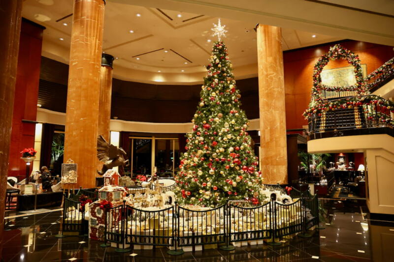 ウェスティンホテル東京のロビーにはクリスマスツリーが