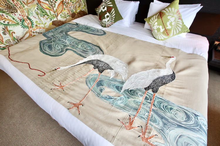 大きなベッドスローには二羽の鶴があしらわれています