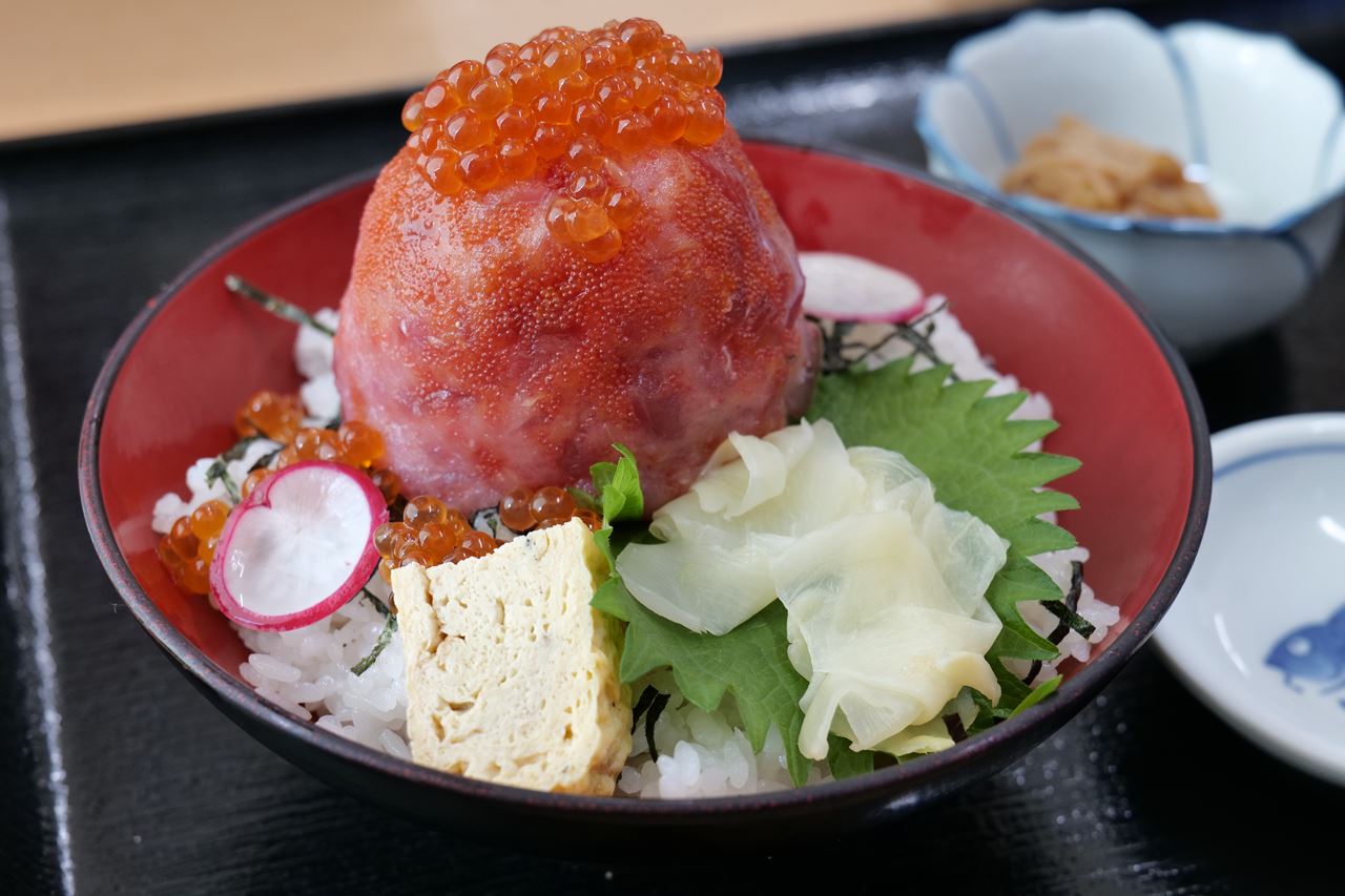 新潟県の新鮮な魚介を地元価格で堪能できる「柏崎市場食堂 鯛乃や」で海鮮三昧してきた