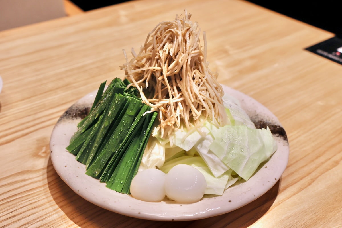 博多もつ鍋やま中銀座店で本場福岡の「みそもつ鍋」追加の野菜盛り