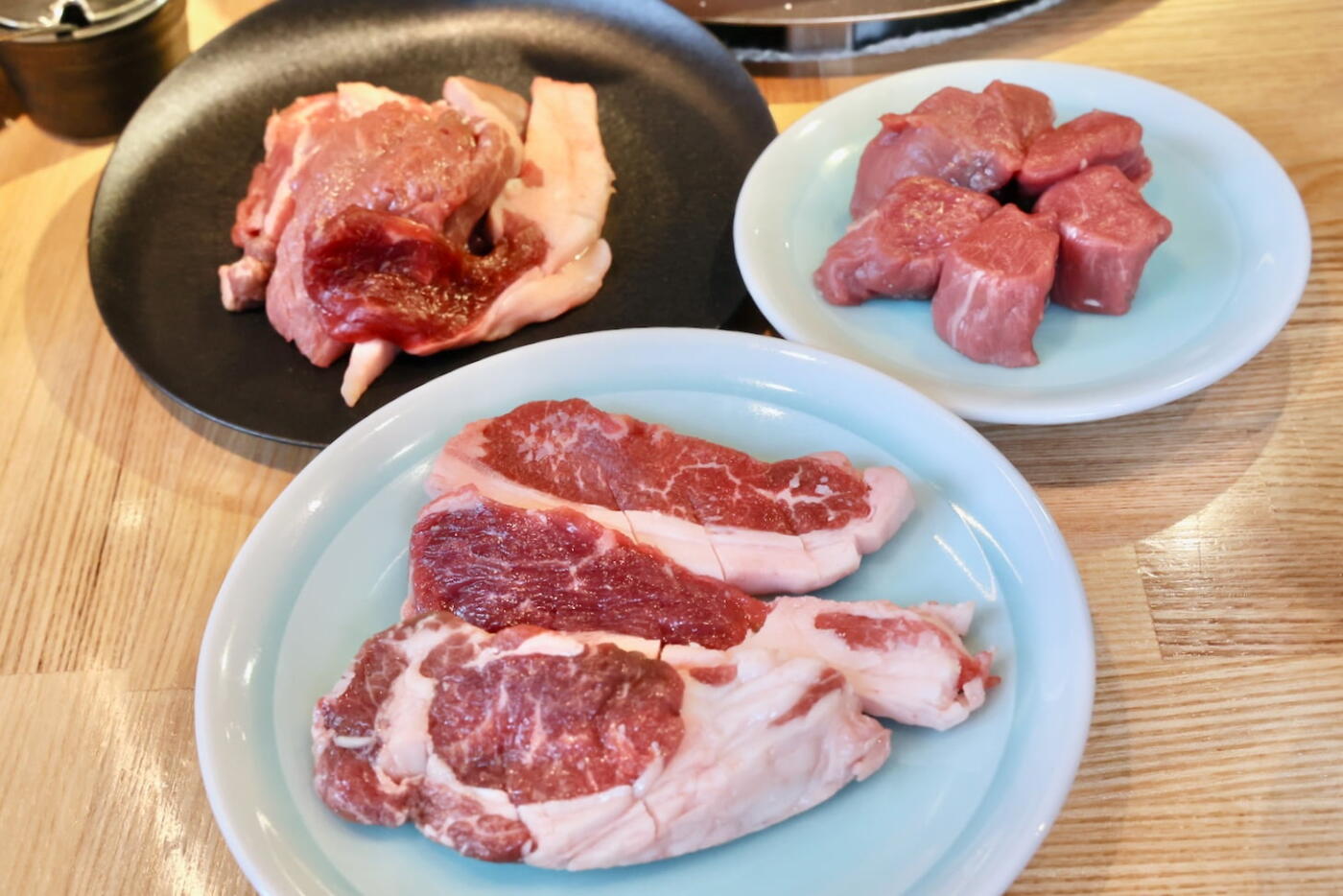 （左上から）成吉思汗、ヒレ肉、上肉（手前）