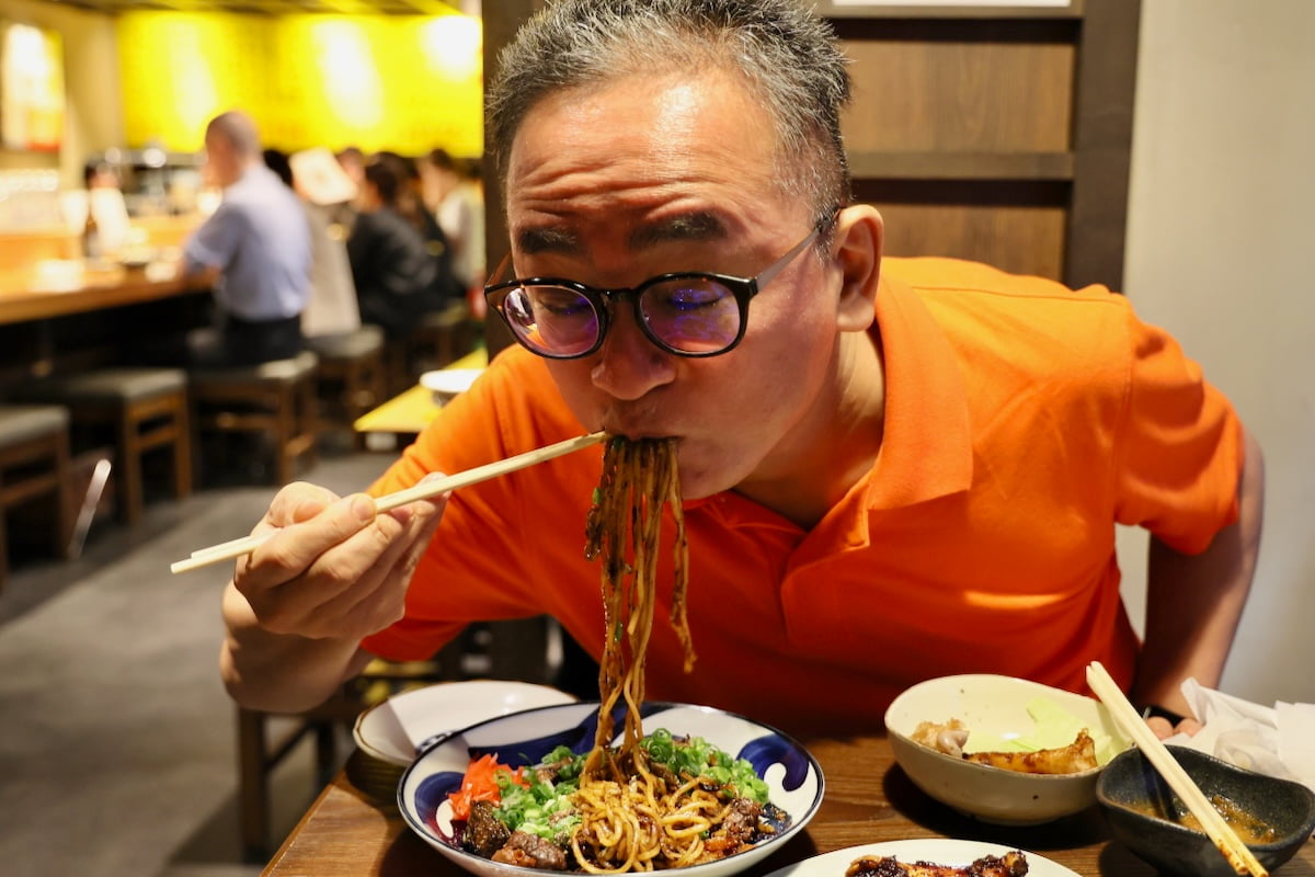 ホルモン焼きそば麺がモッチモチ！