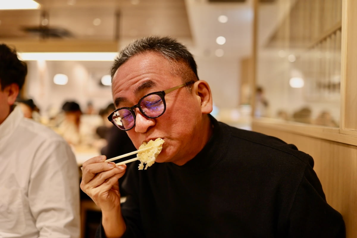 太刀魚の天ぷらを堪能する奥野さん