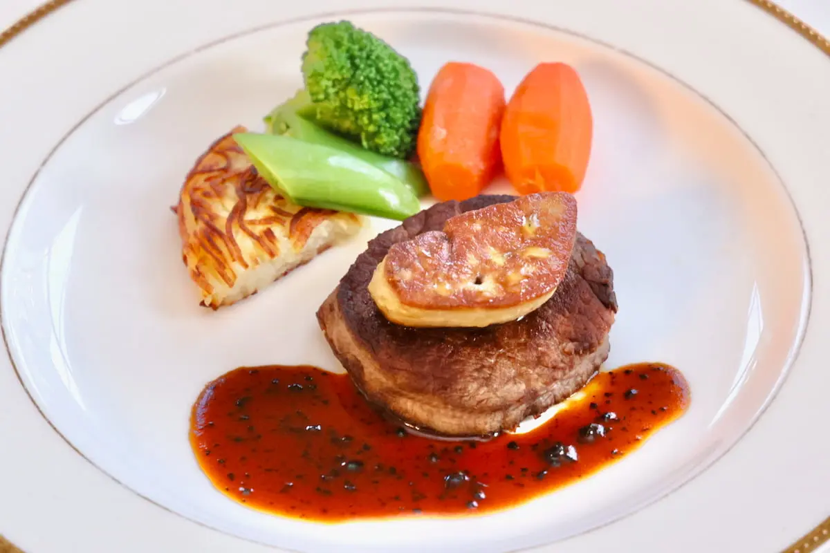 国産牛フィレ肉のポワレ ロッシーニ仕立て