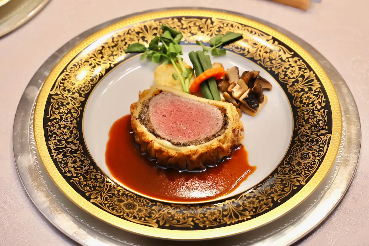 国産牛フィレ肉のパイ包み焼き ウエリントンのエスプリ マデラ酒風味ソース ポテトのグラタン添え
