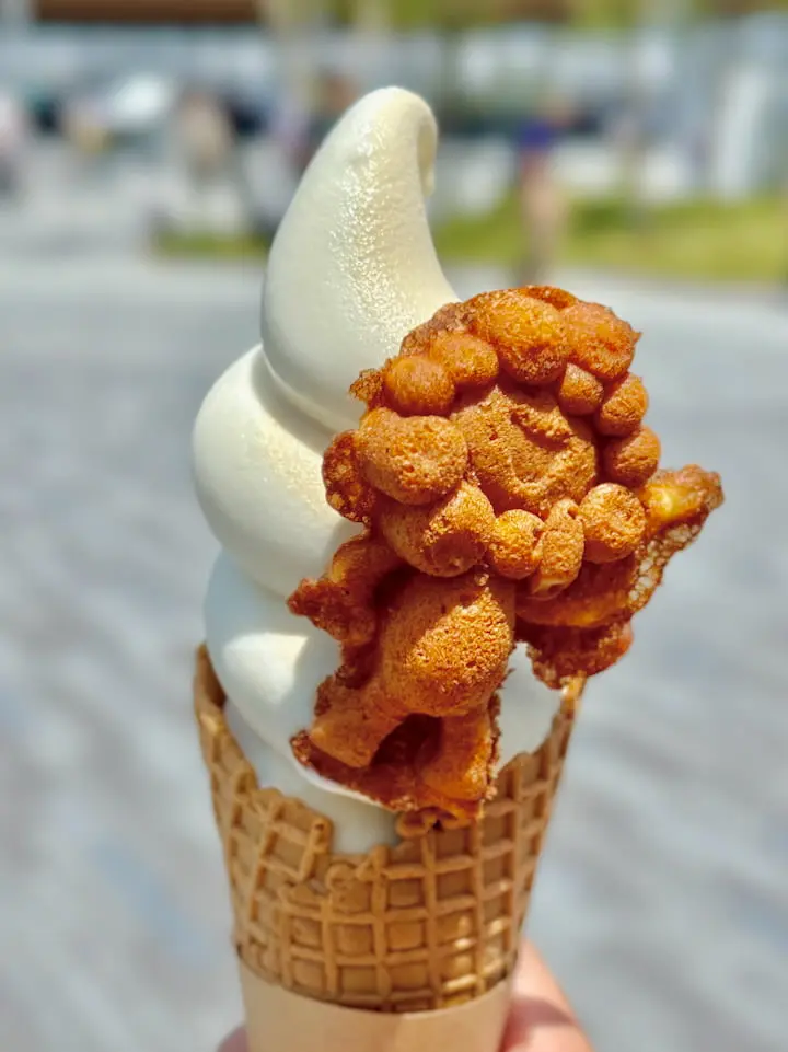 ミャクミャク焼きトッピングのソフトクリーム