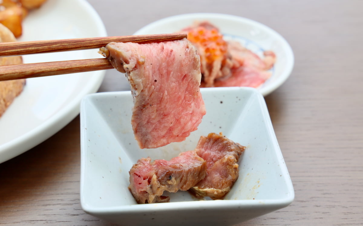 290N（会員制・予約制）低温理肉2種食べ比べ（価格：1,100円（税込））を試食サイズでいただきました