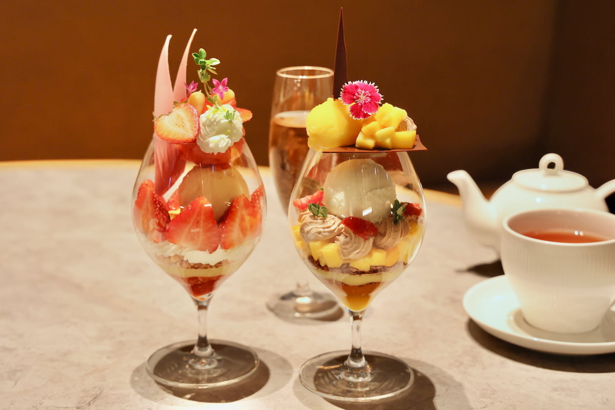 コヨイノパフェ（スタンド）苺とショートケーキのパフェ