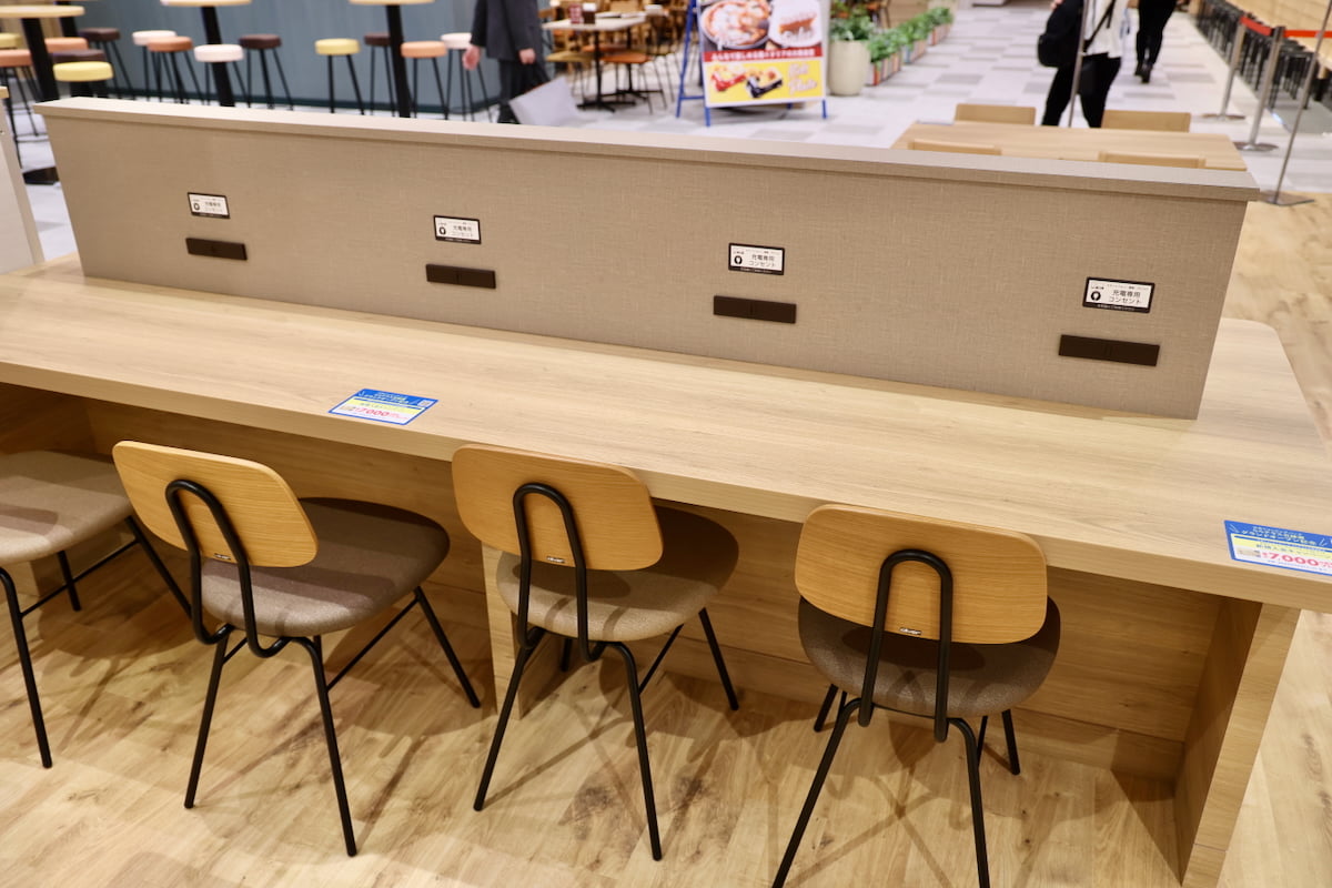 2階には綾瀬エリア初の大型フードコートのカウンター席