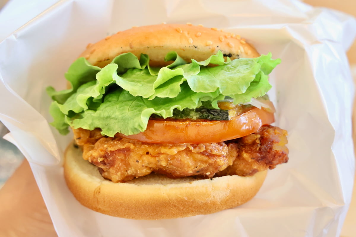 国産夏野菜のバジルチキンバーガー