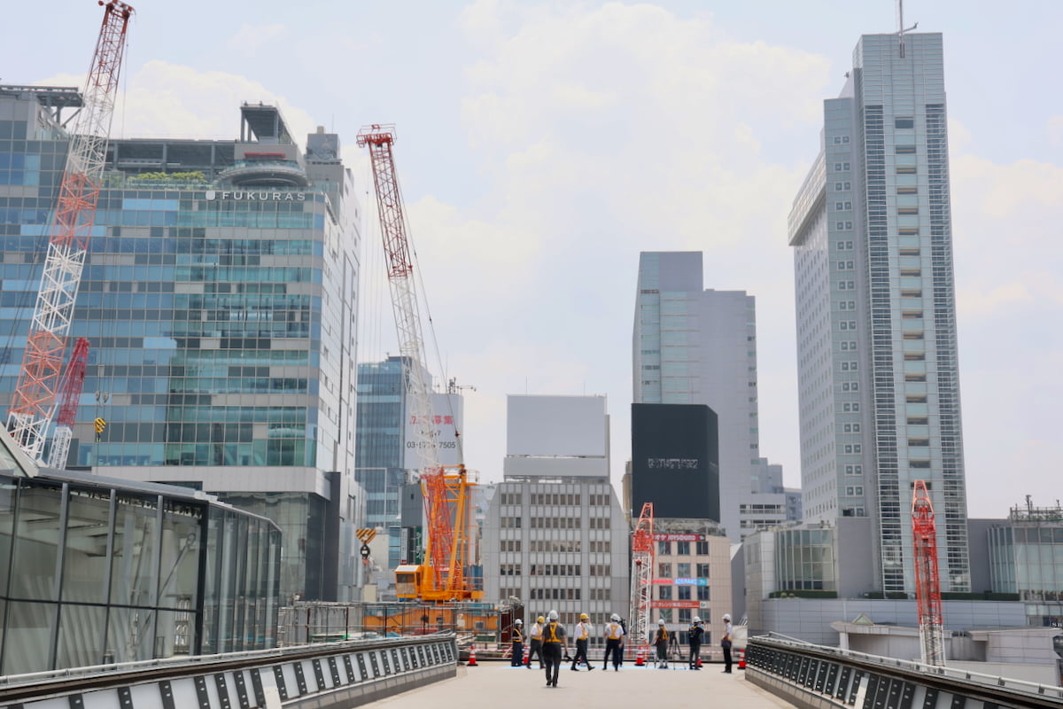 東口4階スカイウェイ（仮称）をさらに進んで、工事現場の突端