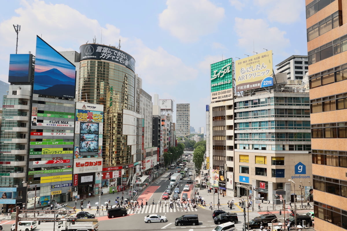 東口4階スカイウェイ(仮称)の右手は宮益坂の交差点が見えます。