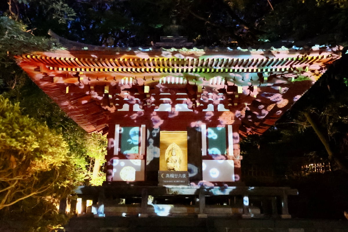 奈良県生駒市長弓寺にあった三重塔の一部を移築した「観音堂」があり、中には「十一面観音半跏像」