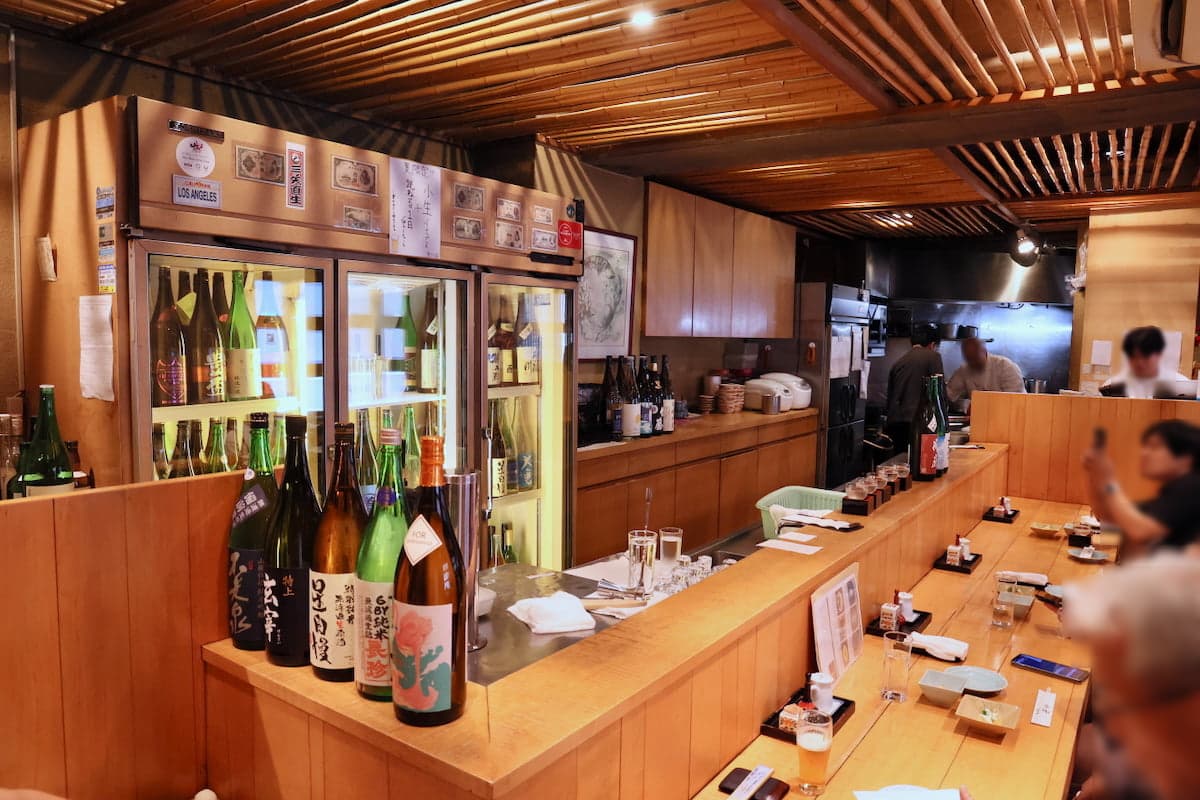 創業29年・お惣菜と地酒が楽しめる店「笹吟」店内