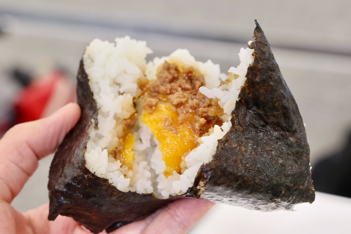 ぼんご監修　大きなおむすび　肉そぼろ（卵黄ソース）