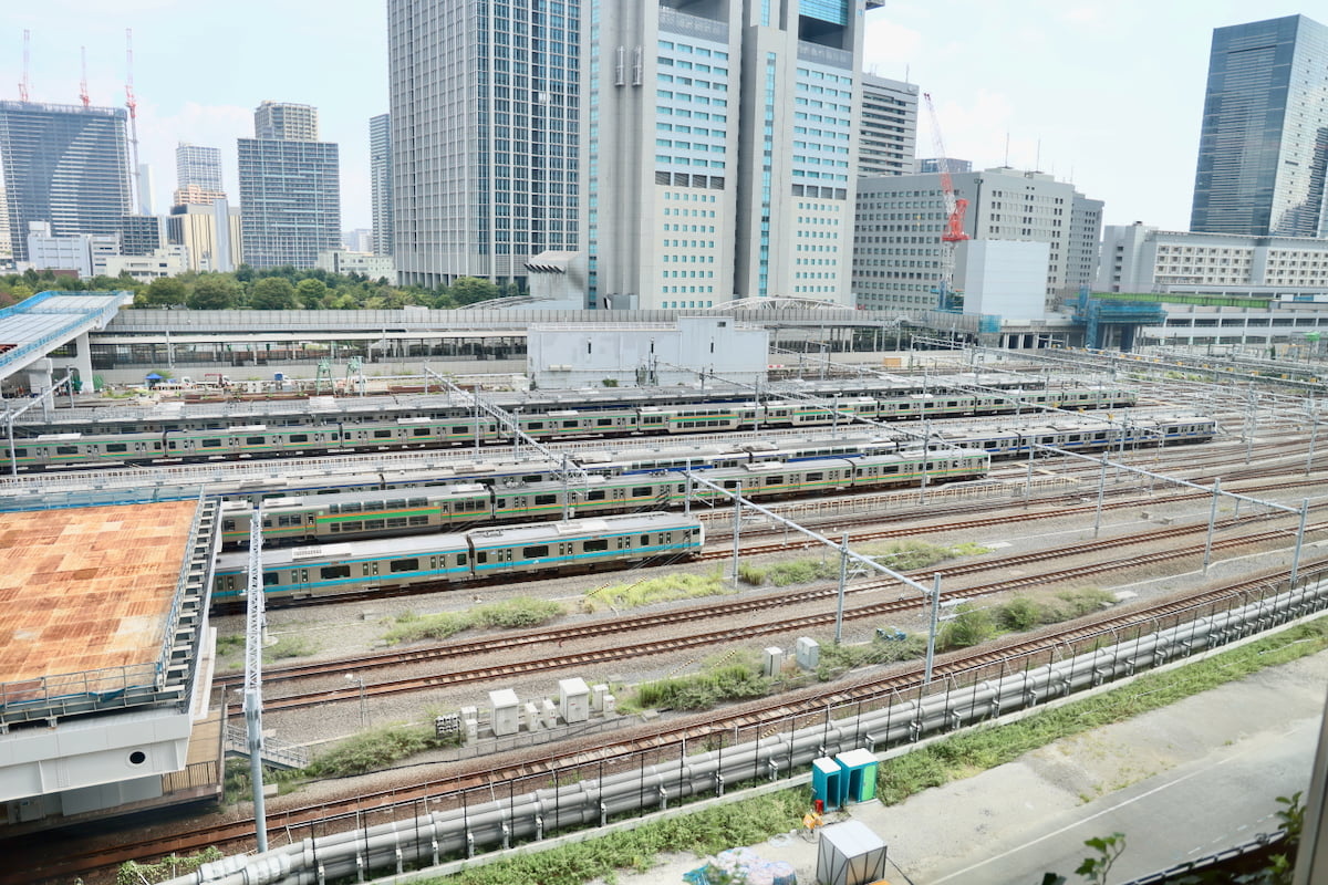 ニュウマン高輪から見えるJRの電車