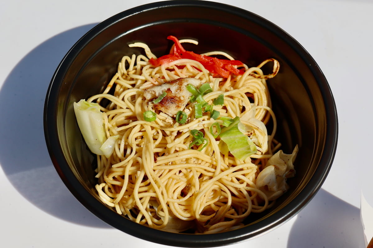 アップサイズ「ジンギスカンサンド」「焼きとんこつラーメン」