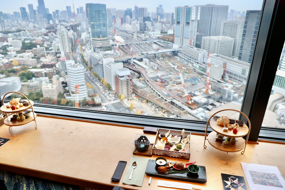カウンター席からは品川駅を行き来する鉄道がよく見えて絶景