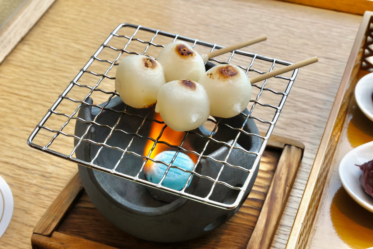 お団子やマシュマロは卓上の小さな炉で炙ることができる