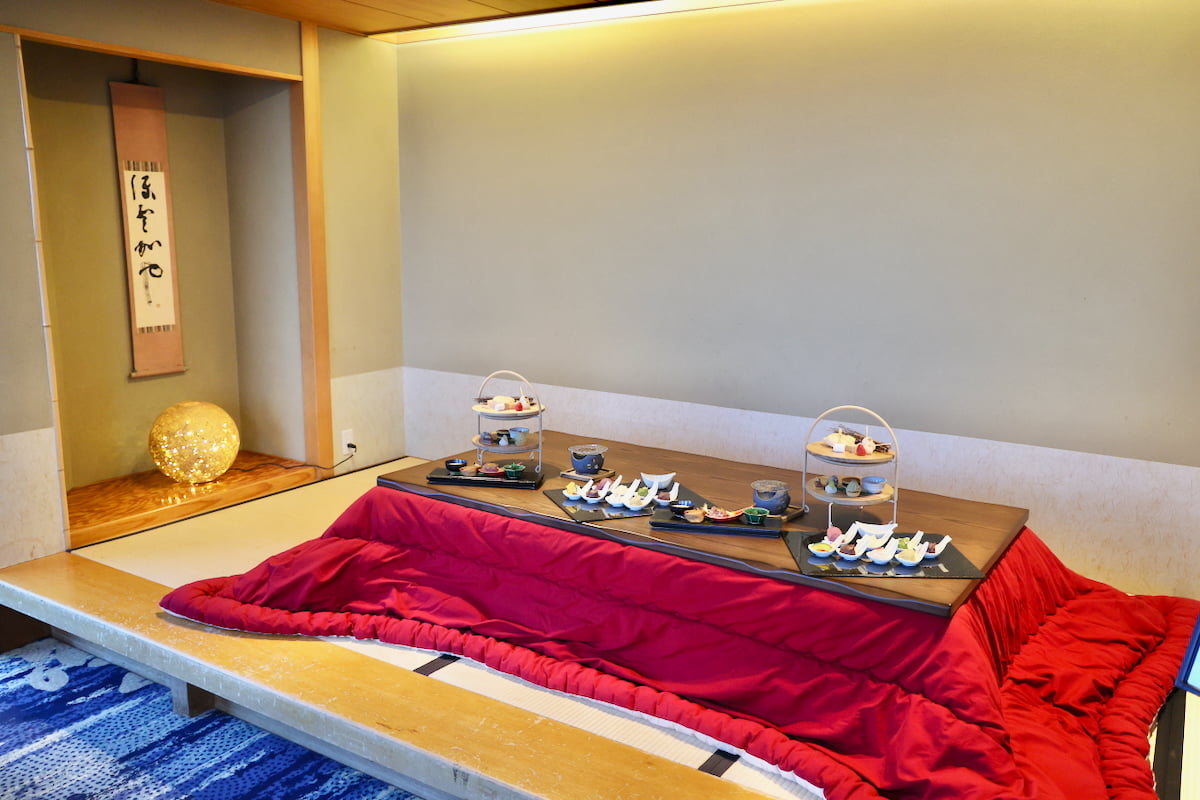 1日3組限定で"おこた特別席"も